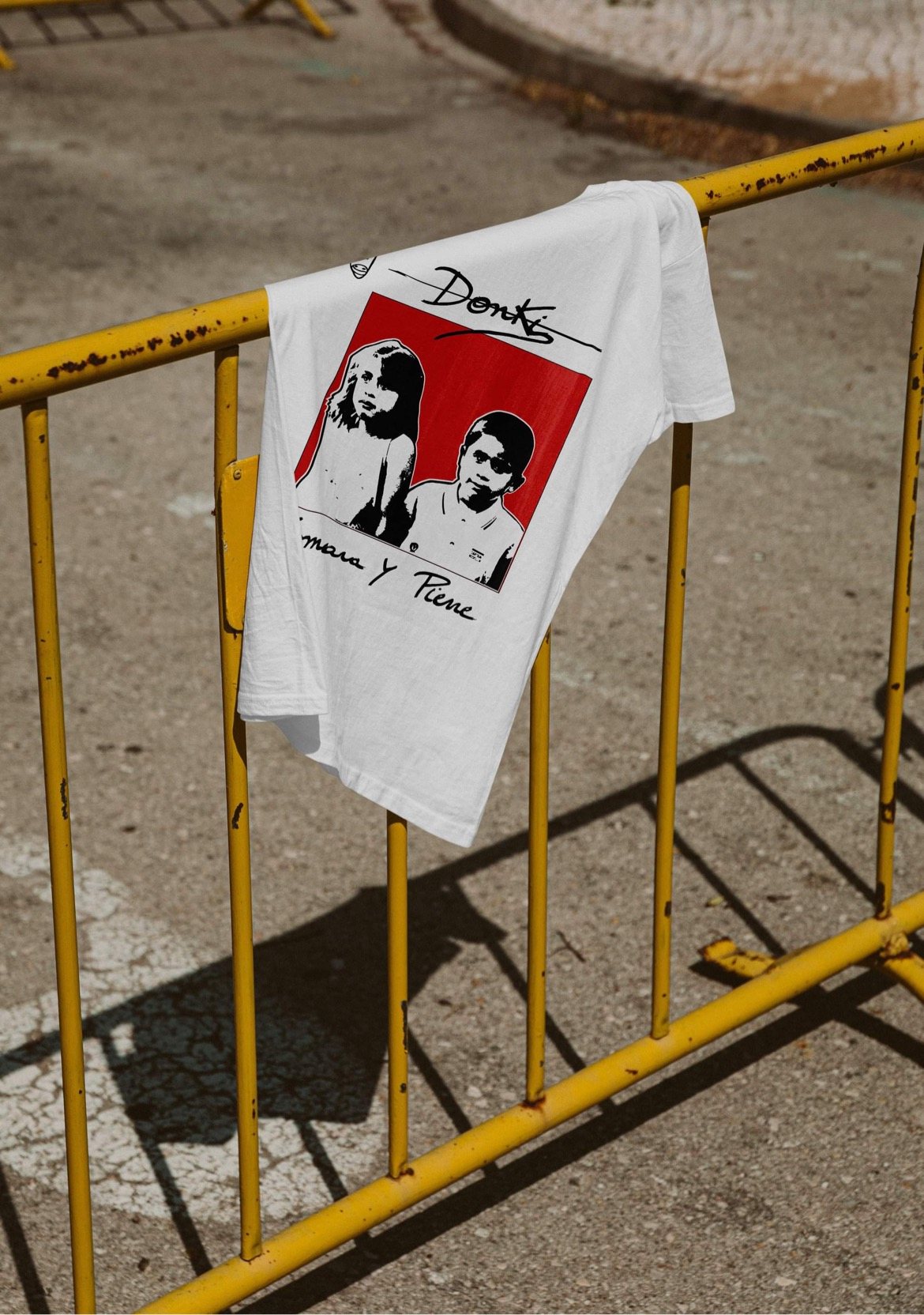 T-shirt blanc Donki — design Mara y Piene rouge
